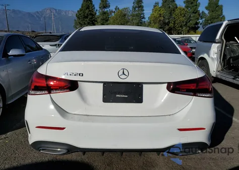 2021 Mercedes-Benz A 220 z USA, uszkodzony, nr VIN W1K3G4EB3MJ287222